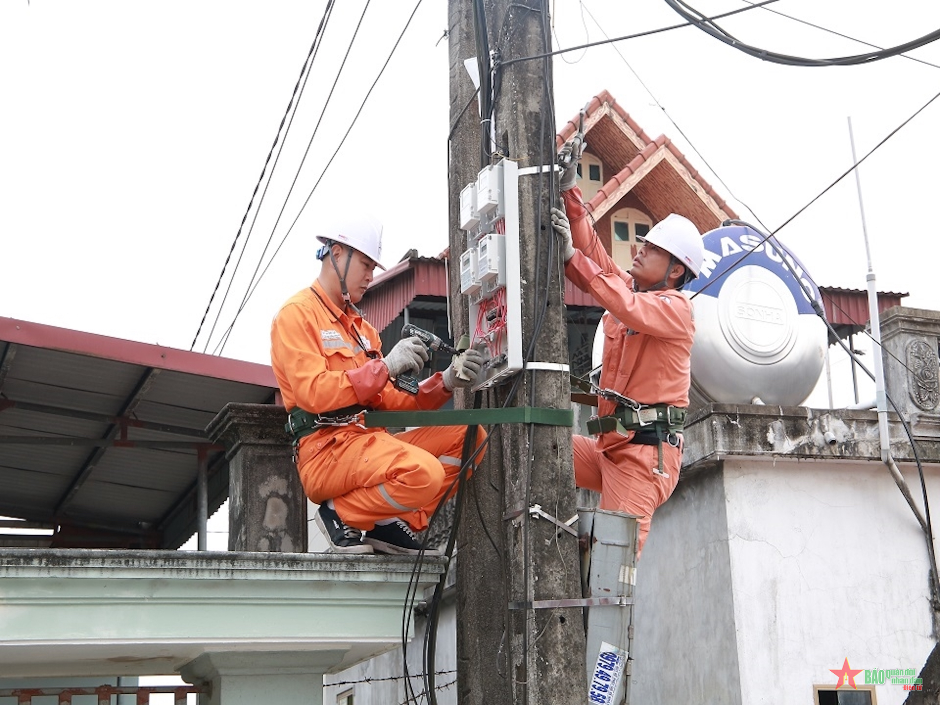 Nắng nóng cao điểm, ngành điện miền Bắc kêu gọi tiết kiệm điện